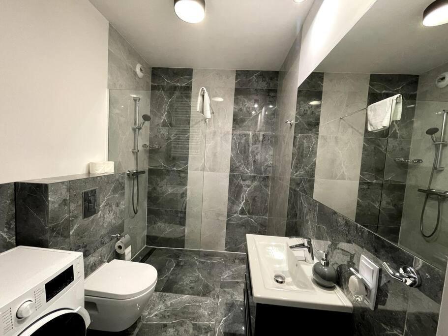 New Apartment - Near Sky Tower - 4 People - New Building - Lift 브로츠와프 외부 사진