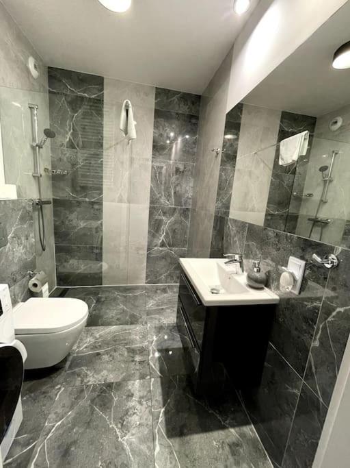 New Apartment - Near Sky Tower - 4 People - New Building - Lift 브로츠와프 외부 사진